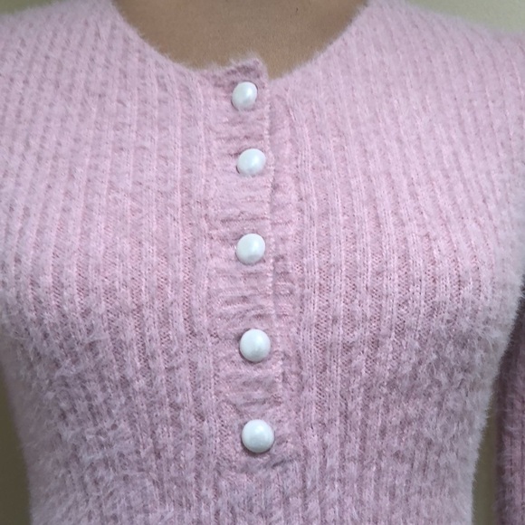 Francesca’s Collection Cropped Sweater Size Small Fuzzy Eyelash Pink Pearl - Picture 3 of 9